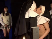 日本修女享受舌吻