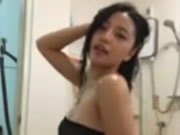 泰國性感女網紅 Fah 喺浴室邊跳舞邊沖涼直播